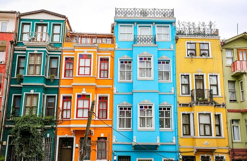 Vista sui tipici palazzi colorati del quartiere Balat di Istanbul